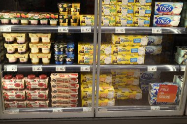 Süpermarketin soğutmalı bölümünde yoğurt bölümü. 