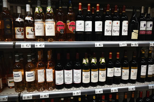 Sekcja Butelki Wina Supermarkecie — Zdjęcie stockowe