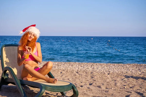 Hermosa Mujer Pelo Rojo Con Sombrero Santa Bikini Rosa Disfrutando —  Fotos de Stock