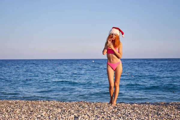 Hermosa Mujer Pelo Rojo Con Sombrero Santa Bikini Rosa Disfrutando —  Fotos de Stock