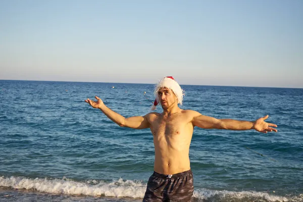 Joven Con Sombrero Navidad Cerca Playa Playa Tropical Arena Vacaciones —  Fotos de Stock