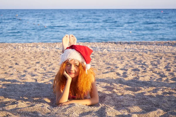 Mujer Viaje Vacaciones Playa Navidad Con Sombrero Santa Bikini Rosa —  Fotos de Stock
