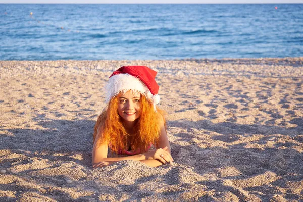 Vacker Röd Hår Kvinna Bär Santa Hatt Och Rosa Bikini — Stockfoto