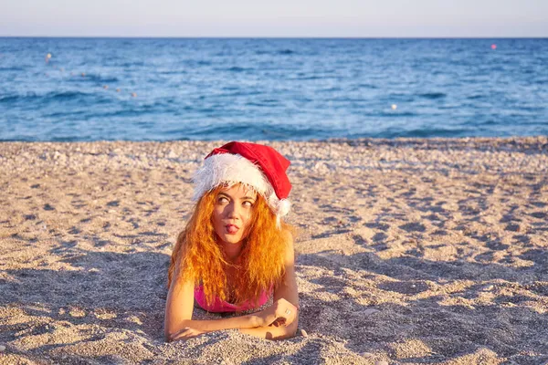 Mujer Viaje Vacaciones Playa Navidad Con Sombrero Santa Bikini Rosa —  Fotos de Stock