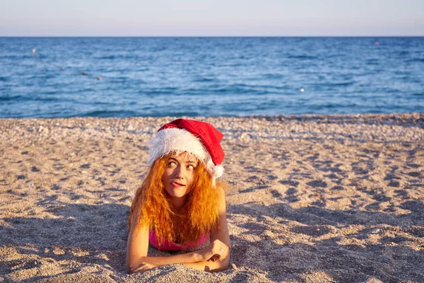 Natale Spiaggia Vacanza Viaggio Donna Indossa Cappello Babbo Natale Bikini — Foto Stock