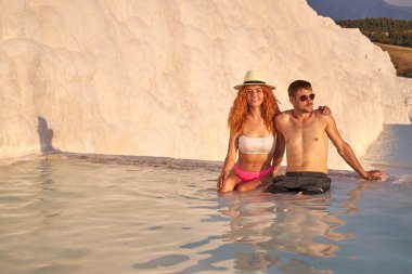 Sevgili çift balaylarında Pamukkale havuzunda yüzüyor. Yeni evli çift Türkiye 'ye gidiyor. Sevgililer Günü konsepti.                               