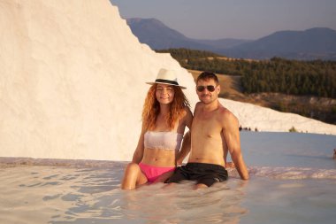 Sevgili çift balaylarında Pamukkale havuzunda yüzüyor. Yeni evli çift Türkiye 'ye gidiyor. Sevgililer Günü konsepti.                               