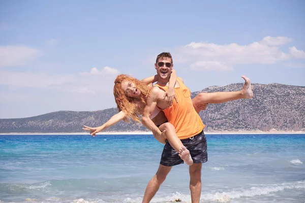 Pareja Feliz Vacaciones Románticas Día San Valentín Playa Soleada Del — Foto de Stock