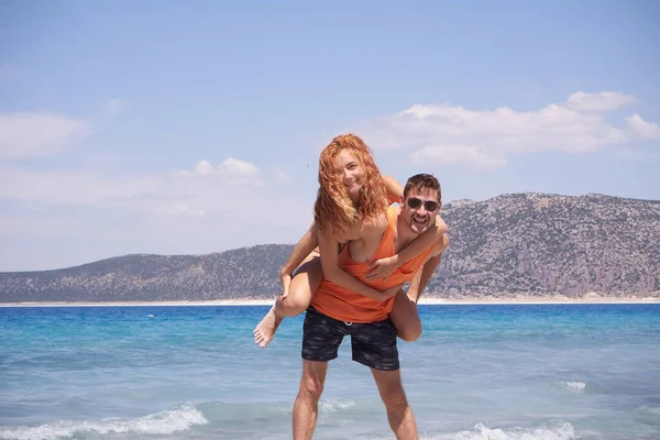 Pareja Feliz Vacaciones Románticas Día San Valentín Playa Soleada Del — Foto de Stock