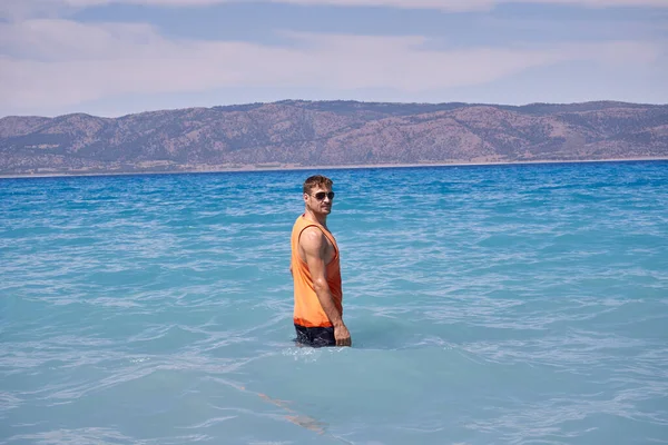 Vacaciones Verano Hansome Joven Bien Formado Gafas Sol Que Enfría —  Fotos de Stock