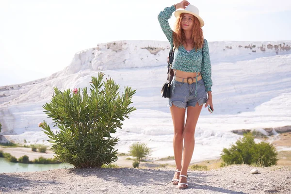 Mulher Turística Fica Perto Travertino Pamukkale Turquia Mulher Viajante Maiô — Fotografia de Stock