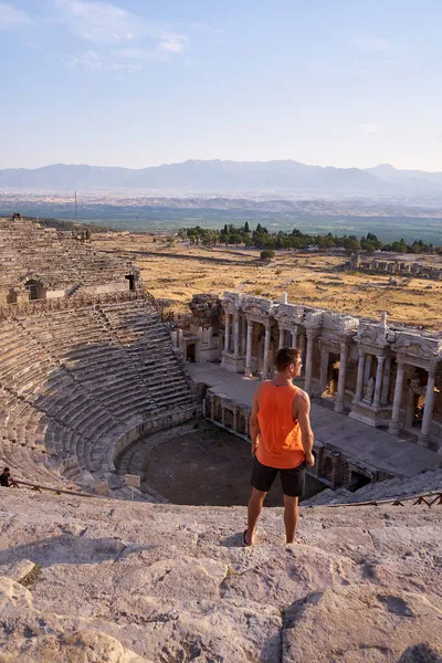 Ιεράπολη Αρχαία Πόλη Pamukkale Τουρκία Νεαρός Άνδρας Καπέλο Βλέποντας Ηλιοβασίλεμα — Φωτογραφία Αρχείου