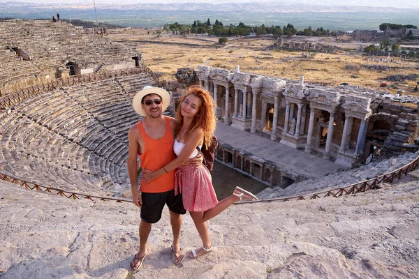 부부는 여행이나 발렌틴 발렌틴 여행을 떠나는데 여행하는 사람들은 그리스 극장이나 — 스톡 사진