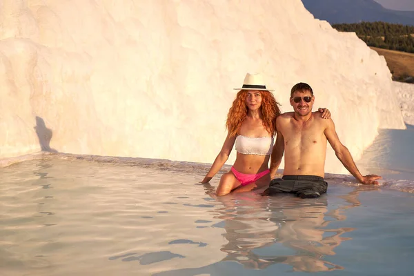 Amar Pareja Enamorada Nadar Piscina Pamukkale Luna Miel Una Pareja — Foto de Stock