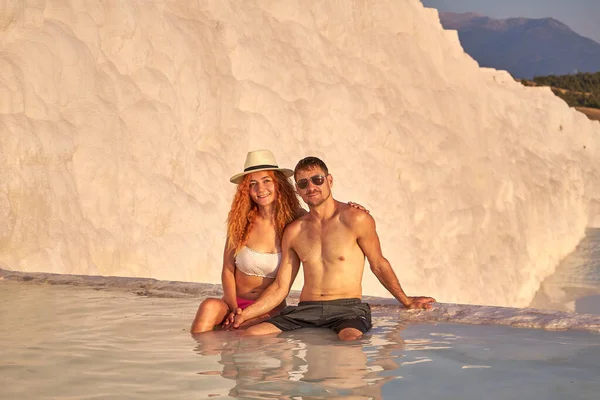 Amar Pareja Enamorada Nadar Piscina Pamukkale Luna Miel Una Pareja — Foto de Stock