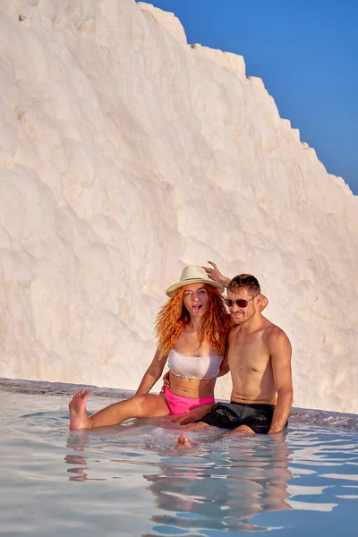 Amar Pareja Enamorada Nadar Piscina Pamukkale Luna Miel Una Pareja — Foto de Stock