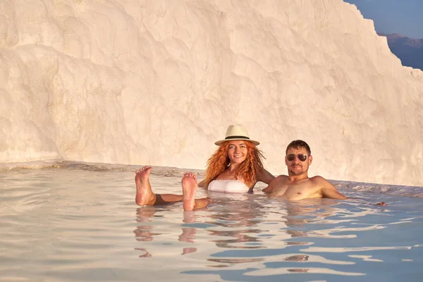 Amar Pareja Enamorada Nadar Piscina Pamukkale Luna Miel Una Pareja — Foto de Stock