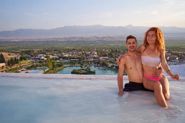 Linda Pareja Enamorada Abrazándose Piscina Pamukkale Luna Miel Una Pareja — Foto de Stock