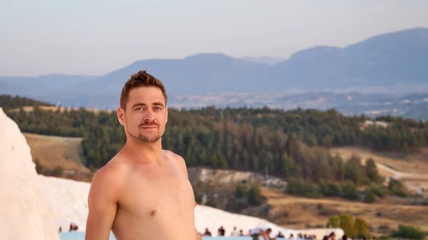 Homem Feliz Viajante Nadando Parque Natural Pamukkale Entre Travertino Branco — Fotografia de Stock