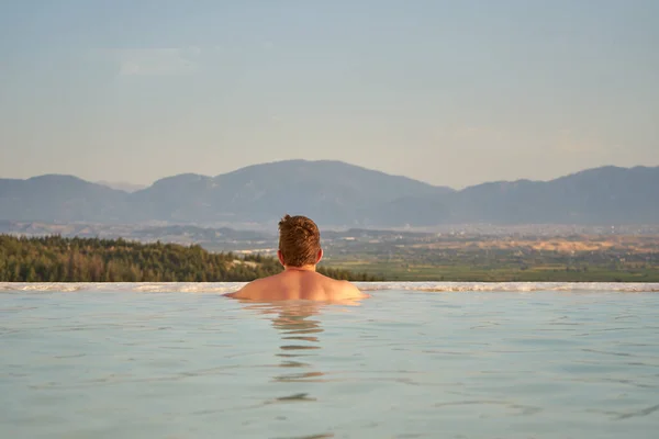 Travertino Pamukkale Turquia Com Homem Desfrutando Das Vistas Homem Viajante — Fotografia de Stock