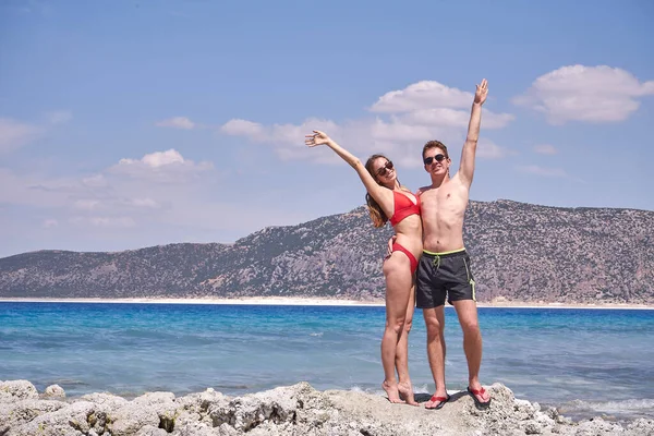 Pareja Enamorada Nadando Piscina Pamukkale Luna Miel Una Pareja Recién — Foto de Stock