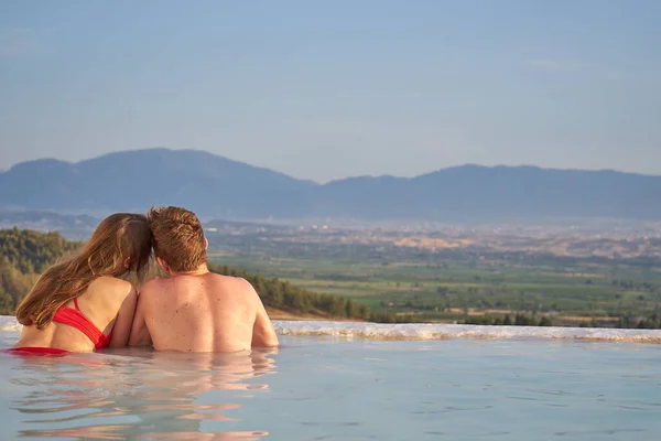 Paar Verliefd Elkaar Zwemmen Pamukkale Zwembad Hun Huwelijksreis Pas Getrouwd — Stockfoto