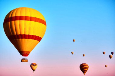 Goreme, Kapadokya, Türkiye-08 Ağustos 2020 Sıcak hava balonları bir dağ Kapadokya Goreme Ulusal Parkı hindisine indi. Gündoğumunda uçan renkli sıcak hava balonu..                                    