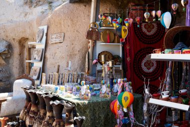 Avanos, Türkiye-8 Ekim 2021: Renkli hediyelik eşya satan sokak hediyelik eşya dükkanının manzarası. Antik kentteki hediyelik eşya dükkanı. Kapadokya hatıraları. Seyahat ve turizm kavramı                                 