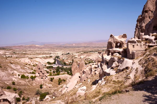 Kapadokya, Anadolu, Goreme Ulusal Parkı 'nın Türk manzarası, Peri bacaları ve çöl manzaralı Kapadokya' nın kaya oluşumları. Seyahat yerleri, tatiller ve macera                                                  