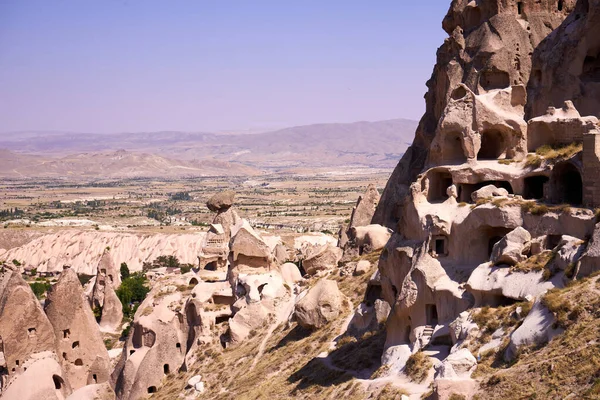 Kapadokya, Anadolu, Goreme Ulusal Parkı 'nın Türk manzarası, Peri bacaları ve çöl manzaralı Kapadokya' nın kaya oluşumları. Seyahat yerleri, tatiller ve macera                                                  
