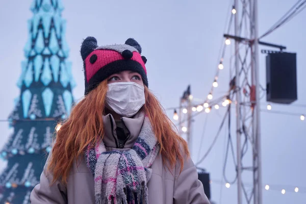 Frau Mit Medizinischer Maske Auf Dem Weihnachtsmarkt Menschen Mit Masken — Stockfoto