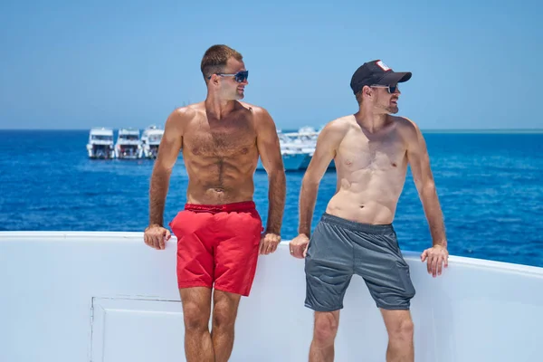 Dos Amigos Masculinos Deportivos Que Divierten Sus Vacaciones Yate Men —  Fotos de Stock