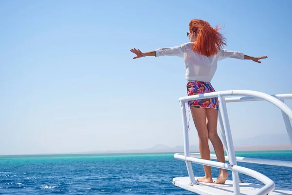 Jovem Menina Cabelo Vermelho Posando Borda Seu Iate Branco Braços — Fotografia de Stock