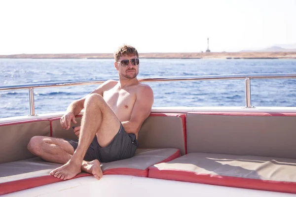 Paseo Yate Hombre Alegre Sentado Barco Disfrutando Viaje Por Mar —  Fotos de Stock