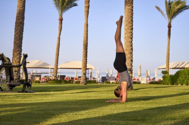 Sunset 'te Yoga Yapan Genç Kız, Güzel Kadın Yaz Tatili Meditasyon Deniz Kenarı Tatil Kafkasyalı Kadın Yoga duruşuyla gün batımında sahilde