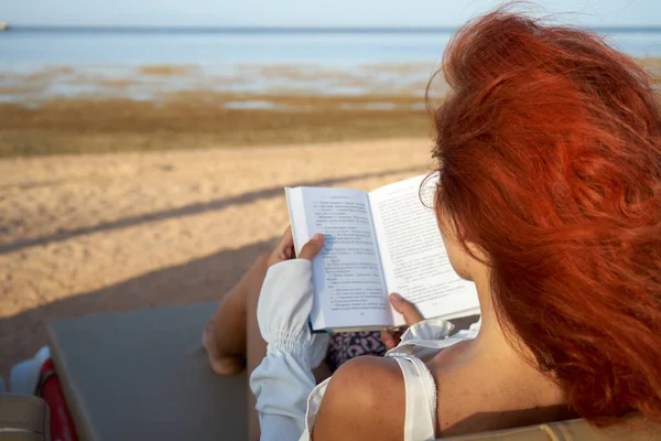 Hermosa Joven Mujer Relajarse Playa Leer Libro Mujer Pelo Rojo Fotos de stock