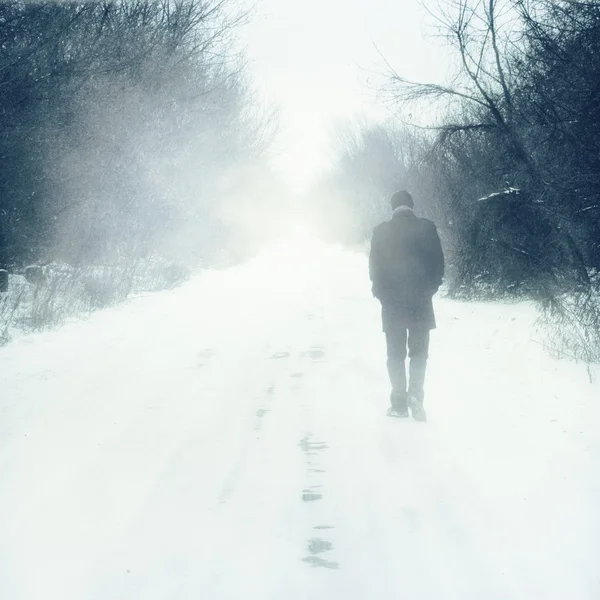 insan tek başına yürüyor