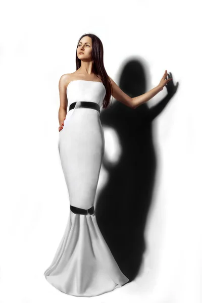 Красивая девушка в длинном белом платье — стоковое фото