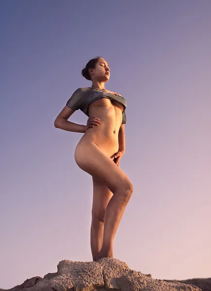 Sexy ragazza stand sulla sabbia — Foto Stock