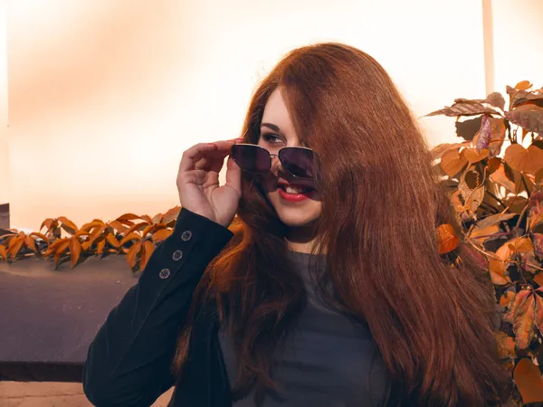 Chica con pelo rojo y gafas de sol — Foto de Stock