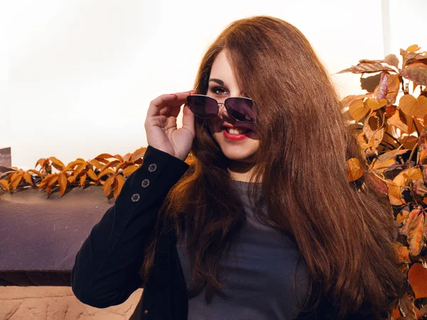 빨간 머리와 선글라스 웃는 소녀 — 스톡 사진