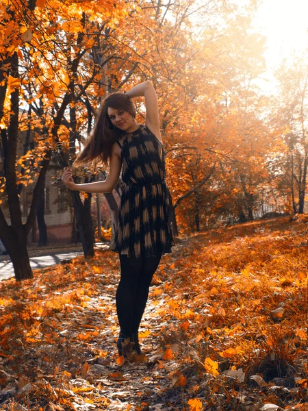 Meisje in hout met blad brief — Stockfoto