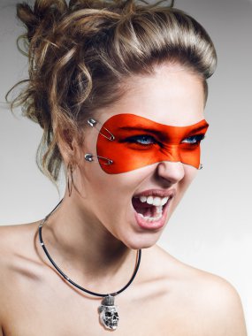 Turuncu deri maske çığlık içinde kız