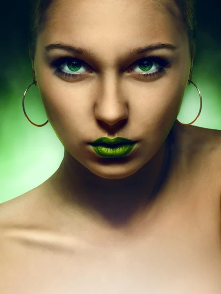 Retrato de chica con ojos y labios verdes — Foto de Stock