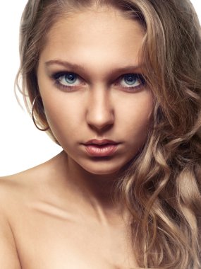 güzel kız beyaz zemin üzerine