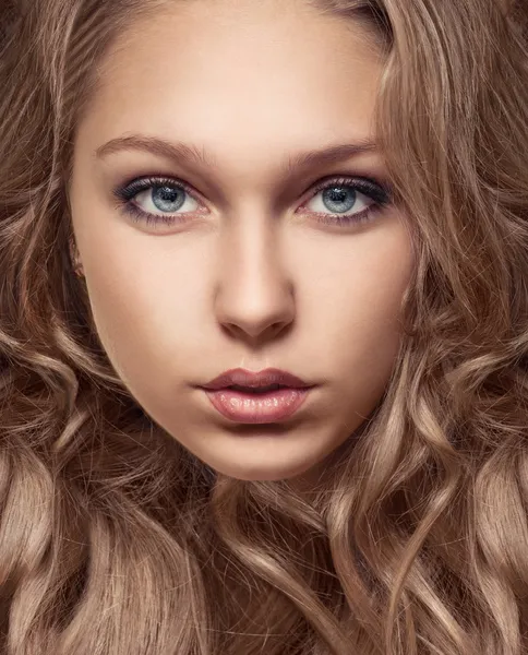 Portrait of beautiful young girl with brown hair — Stock Photo, Image