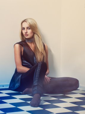 sarışın damalı yere oturur