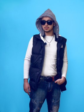 erkek yelek ve güneş gözlüğü