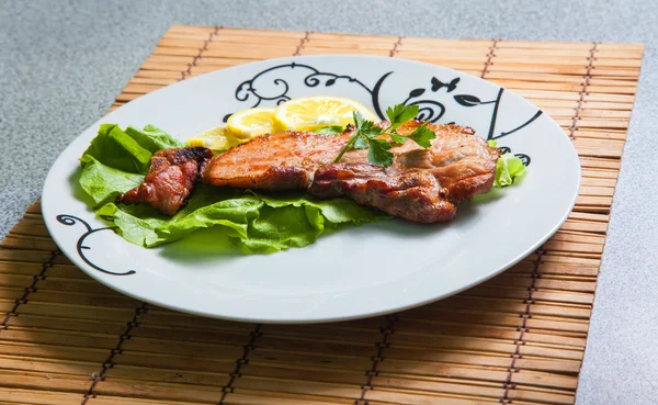 Grilled pork with lemon and salad — Stock Photo, Image