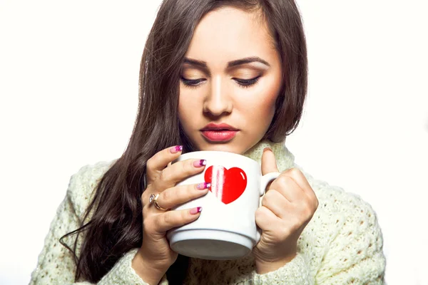 お茶のカップを持つ若い女 — ストック写真